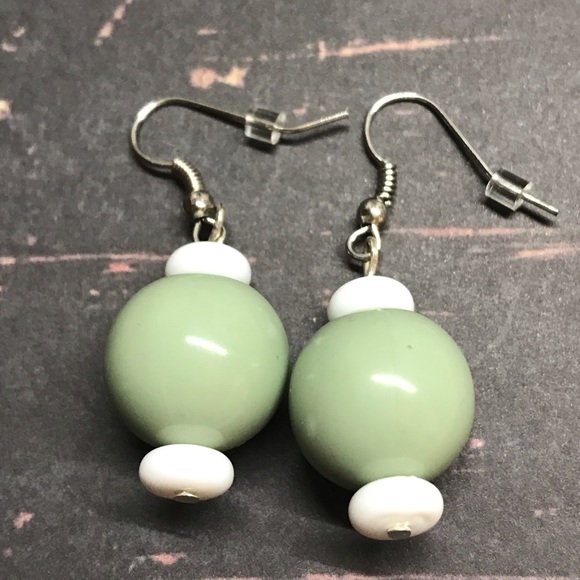 Green dangle earrings round sphere bead handmade - Picture 2 of 4